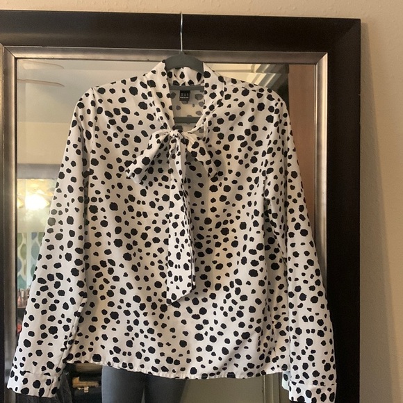 Long sleeve blouse size xs black and white necktie. - Picture 8 of 8